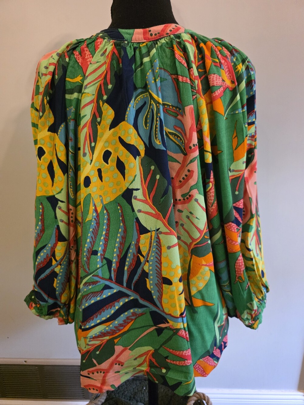 Karlie Vibrant Green Tropical Print Button-Front Women's Top - Picture 3 of 5
